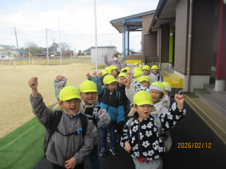 小学校にお散歩に行きました✨